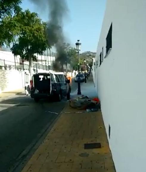 Una furgoneta de la Policía se incendia mientras tres agentes patrullaban