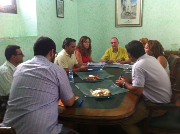 Reunión entre la diputada de Medio Ambiente y concejales. :: L.P.
