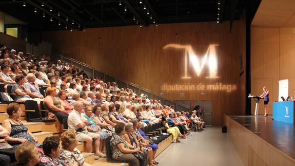 El auditorio Edgar Neville de la Diputación se llenó ayer con motivo de unas jornadas de envejecimiento activo.