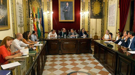 Reunión del delegado del Gobierno con alcaldes y regantes de la comarca hoy. 
