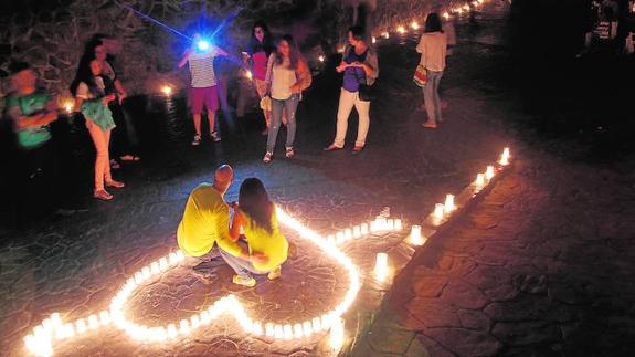 Las velas serán la única iluminación de las noches temáticas de Carratraca y Guaro este fin de semana