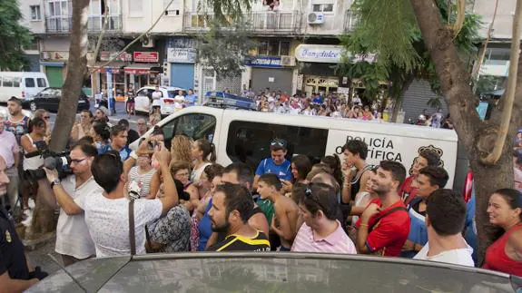 Numerosos vecinos se arremolinaron junto al edificio donde ocurrieron los hechos. 