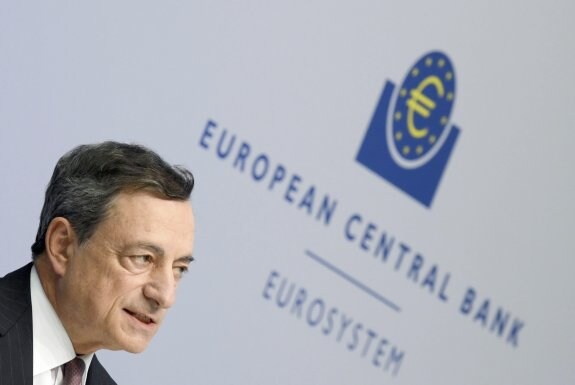 El presidente del BCE, Mario Draghi, ayer tras la reunión del Consejo de Gobierno de la institución, en Fráncfort. :: Arne dedert / EFE