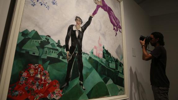 ‘Promenade’ (1917) es una de las piezas más notables de la exposición en torno a Chagall.