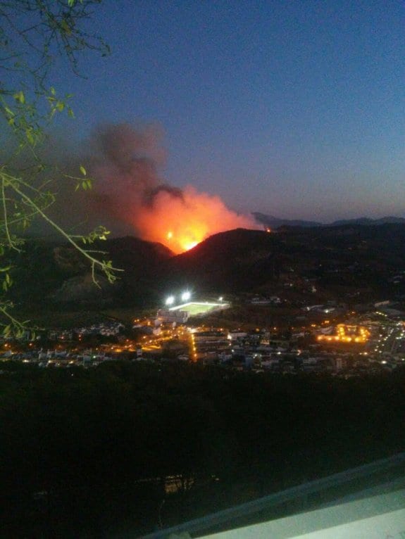 Imagen del incendio en la Hoz de Marín desde la distancia difundida en redes sociales. :: sur
