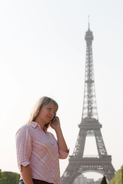 Una mujer habla desde su teléfono en París. :: R. C.