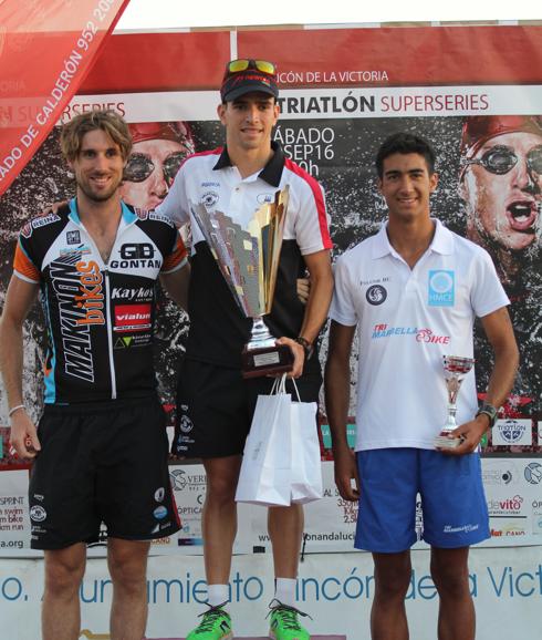 Podio masculino, con Carnevali, González y Salvador. / SUR 
