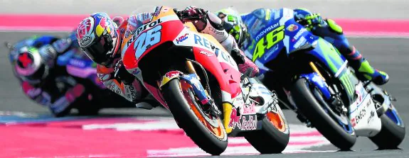 Instante en el que Pedrosa (26) supera a Rossi (46) a siete vueltas del final de la carrera de MotoGP en Misano. :: afp