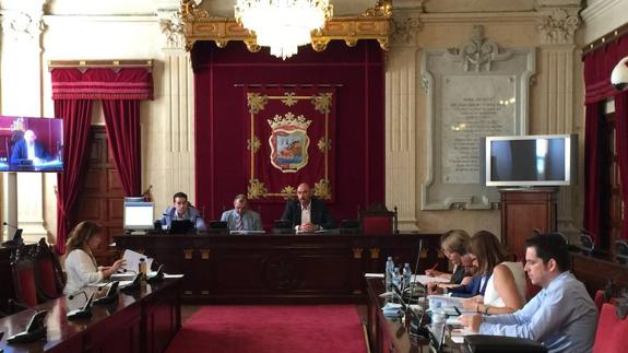 El portavoz de IU-Málaga para la Gente, Eduardo Zorrilla, preside la comisión de Art Natura, que se pospone al próximo mes de octubre por falta de comparecientes.