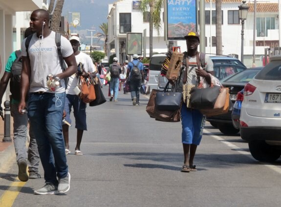 Vendedores ambulantes en Puerto Banús el pasado domingo. :: josele-lanza