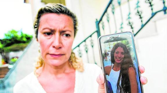 Diana López-Pinel con una foto de su hija.