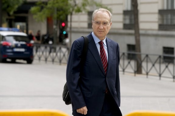 Antonio Tirado, expresidente de Bancaja, ayer a su llegada a la Audiencia Nacional. :: J. C. hidalgo / EFE