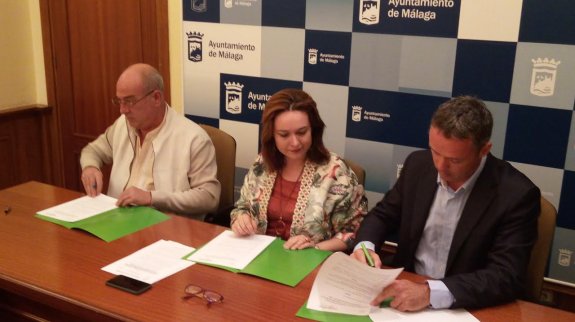 Burgos, Martín Rojo y Van der Pool durante la firma. :: C. P.