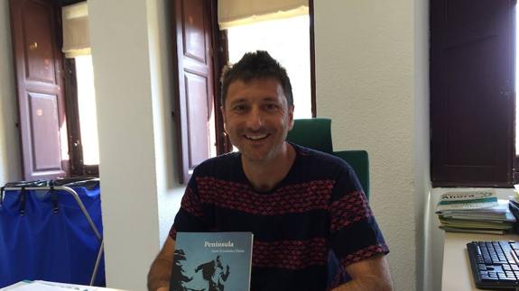 El periodista de Málaga Ahora, Santi Fernández Patón, con su novela ‘Península’