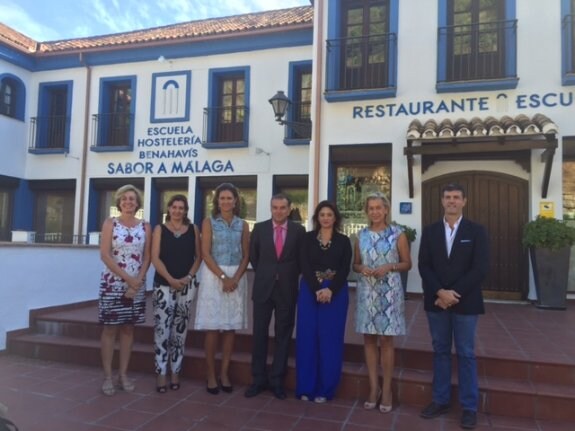 Del Cid, junto al alcalde de Benahavís y miembros de la Diputación. :: SUR