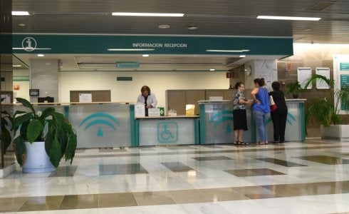 Mostrador de recepción del Hospital Costa del Sol. 