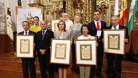 El alcalde y la concejal de Cultura, con los galardonados este año