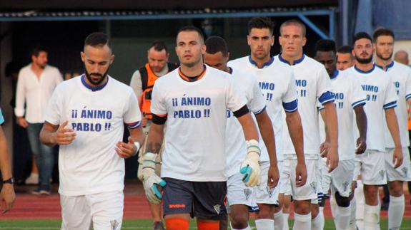 Los jugadores, con una camiseta de apoyo al enfermo de leucemia Pablo Ráez.