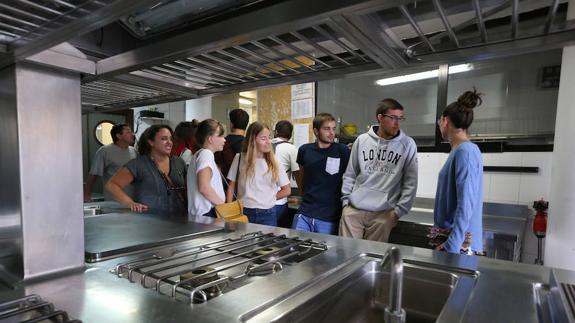 Los nuevos alumnos comenzaron a familiarizarse con las cocinas.