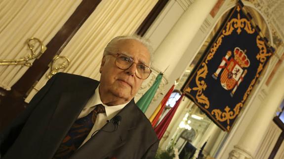 Eugenio Chicano ingresaba anoche de manera oficial de la Academia de Bellas Artes de San Telmo. 