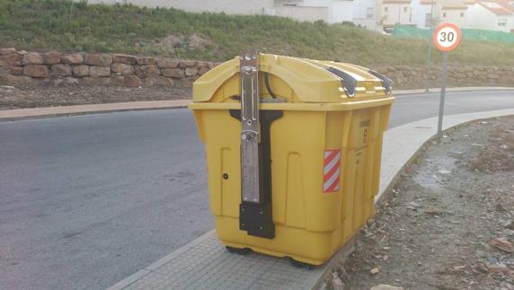 Una farola fantasma y un contenedor en alto