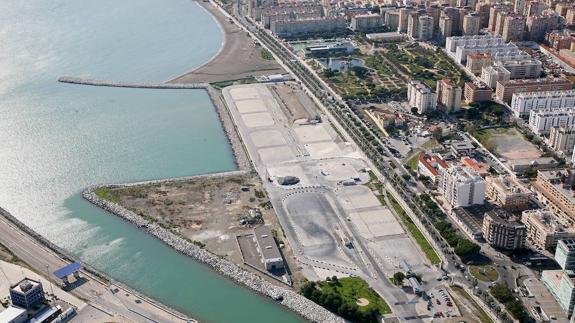 Vista de los terrenos donde se levantará el puerto deportivo, en la desembocadura del Guadalmedina. 