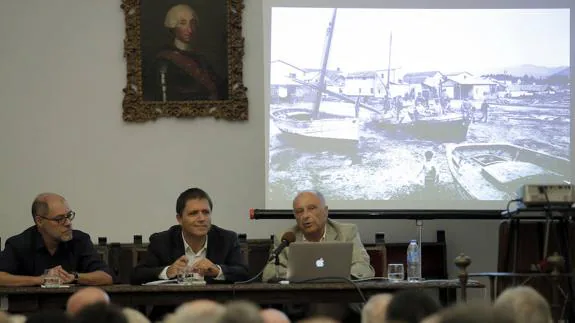 Pablo Aranda, Juan Gavilanes y Javier Ramírez, ayer durante la conferencia. 