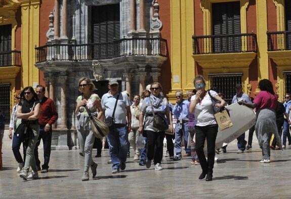 Turistas pasean por el Centro Histórico de la capital. :: sur
