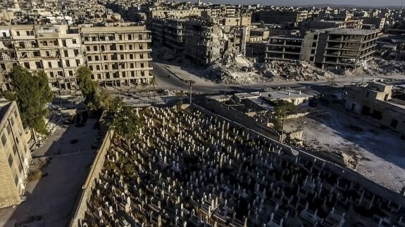 Edificios derribados rodean el cementerio en el área de Alepo controlada por los rebeldes. :: reuters