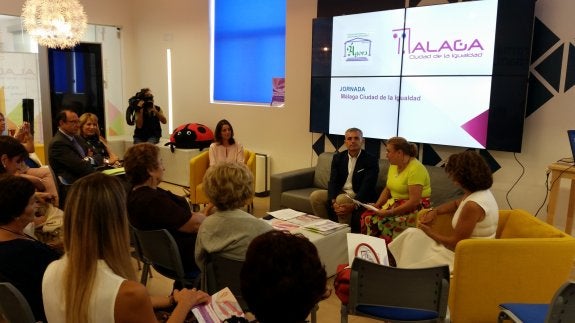 Julio Andrade y Josefa Sierra durante la inauguración de la Jornada Málaga Ciudad de la Igualdad. :: Á. Ramos