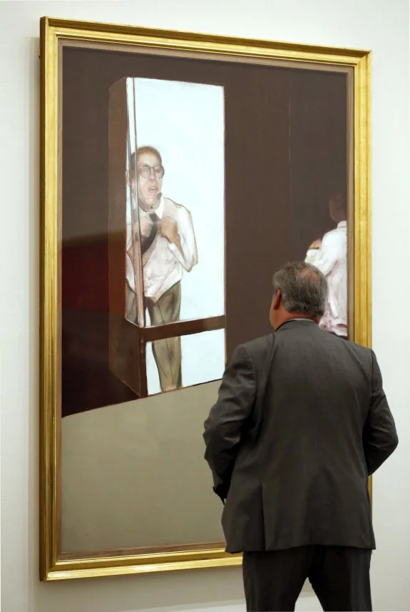 Un visitante del Guggenheim contempla el 'Estudio para el retrato de Gilbert de Botton'. :: l. tejido / efe