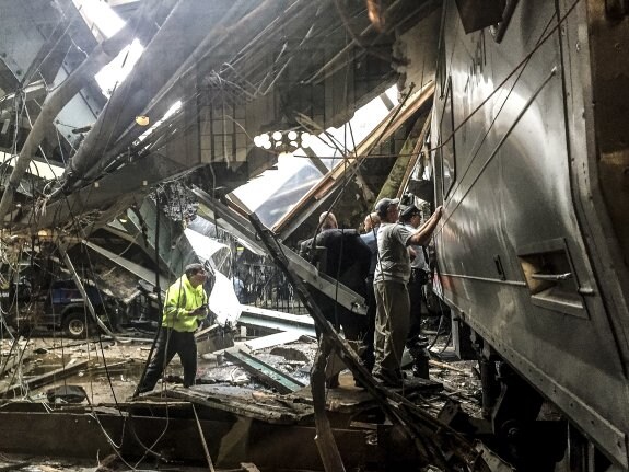 El impacto destrozó los primeros vagones del convoy y parte de la terminal de Hoboken y causó decenas de heridos. :: P. B. / afp
