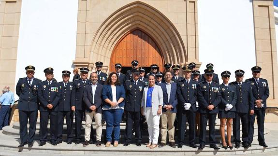 Foto de familia de los agentes, con la alcaldesa y la edil del área. 