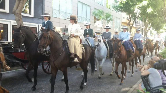 La treintena de amazonas, durante el desfile por la avenida Condes de San Isidro. 