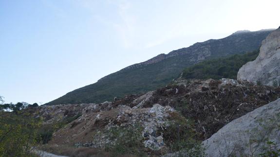 La Junta clausura el vertedero ilegal del río de la Miel en Nerja tras más de dos décadas