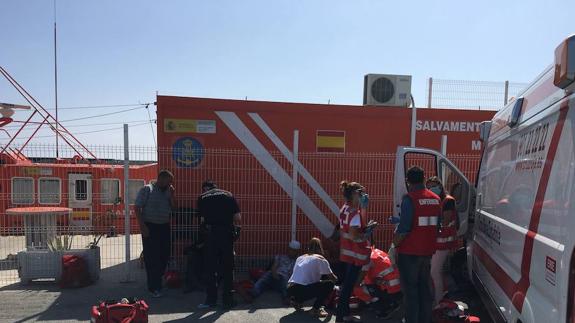 Efectivos de Cruz Roja atienden este lunes a los inmigrantes en el puerto de Caleta de Vélez. 