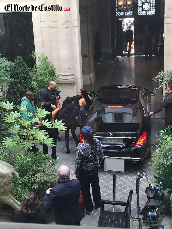 Kanye West y Kim Kardashian, justo después del atraco en su hotel de París. :: norte de castilla