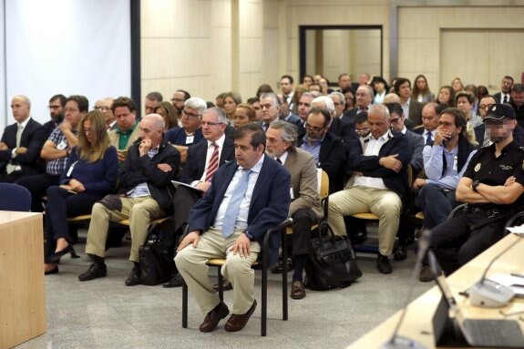 Los 37 acusados, en el banquillo de la Audiencia Nacional; en primer término, el abogado Luis de Miguel, considerado el arquitecto financiero de la trama Gürte. :: Chema Moya / Efe
