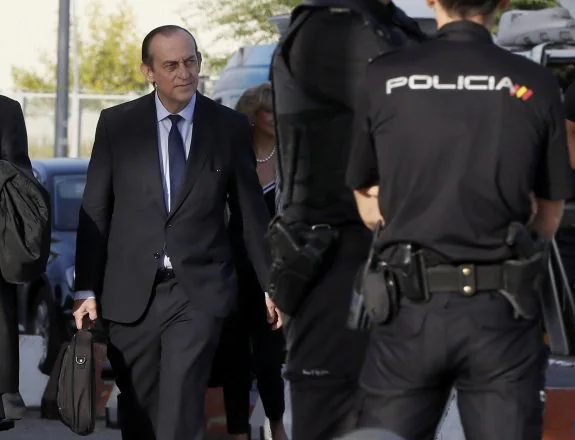 Estanislao Rodríguez Ponga, exconsejero de Caja Madrid, ayer antes entrar al juicio de las 'black'. :: efe