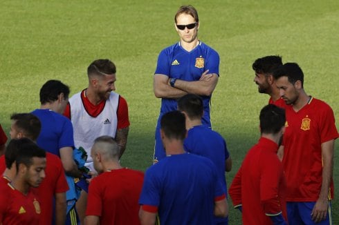 Julen Lopetegui observa a sus jugadores durante un entrenamiento de la selección. :: EFE