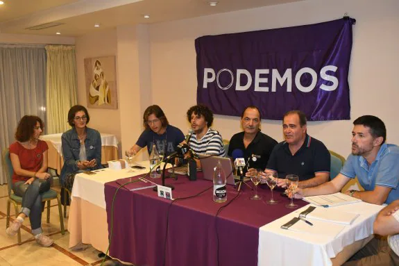 Participantes y moderadores en la mesa de debate. :: j-l.