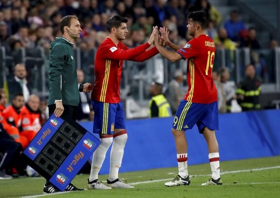 Álvaro Morata sustituye a Diego Costa en Turín, durante el partido contra Italia. :: JuanJo Martín. EFE