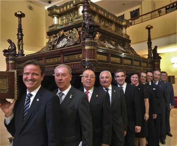 Atencia (izquierda) junto con los otros responsables de las agrupaciones andaluzas. :: Sur
