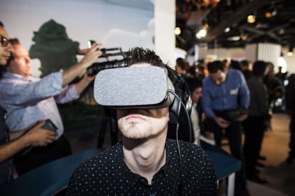 Un usuario prueba las DayDream VR en un encuentro de Google. 