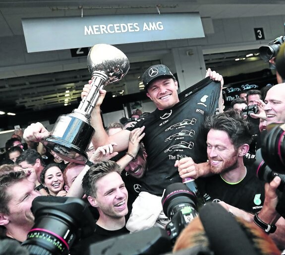 Nico Rosberg celebra con el personal de Mercedes su triunfo y el título de constructores del equipo. :: afp