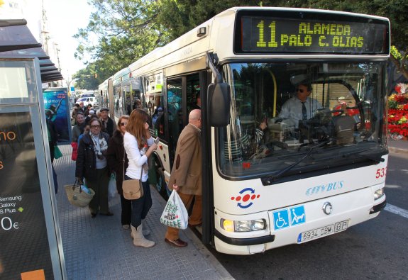 Las líneas de la EMT que llegan hasta la zona este transportan más de 11 millones de viajeros al año. :: sur