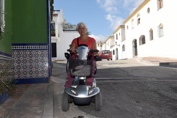 Ana María Pérez, en la calle donde fue denunciada. :: josele-lanza
