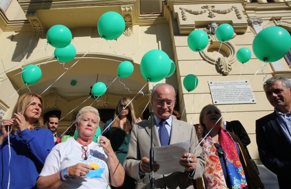 Lectura del manifiesto, ayer en la puerta del Ayuntamiento de Málaga. :: salvador salas