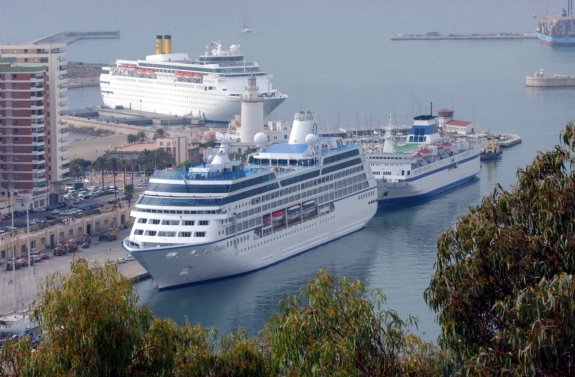 Vista del puerto de Málaga, con tres cruceros atracados. :: sur