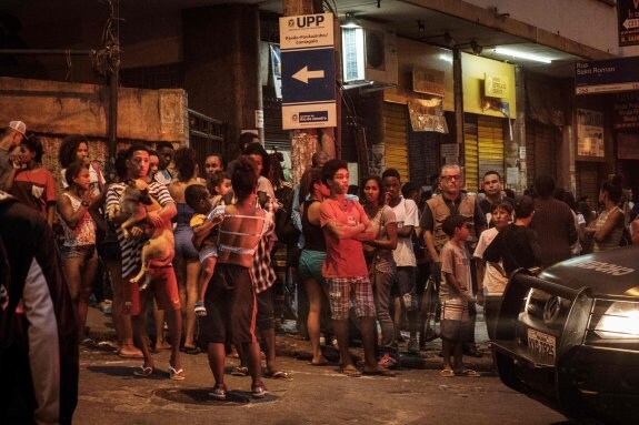 Vecinos de la favela de Pavao-Pavaozinho de Río de Janeiro observan una operación policial contra los clanes de la droga. 